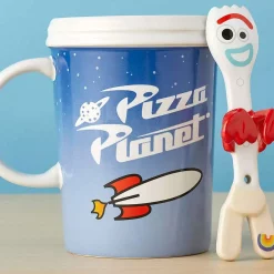 Wholesale 🥰 Disney Toy Story 4 Pizza Planet Exclusive Mug [with Forky Spoon] 😉 -Mezco Toyz Shop dispizzaplntmugforky inset3